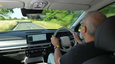 Hyundai Ioniq 9 в движении